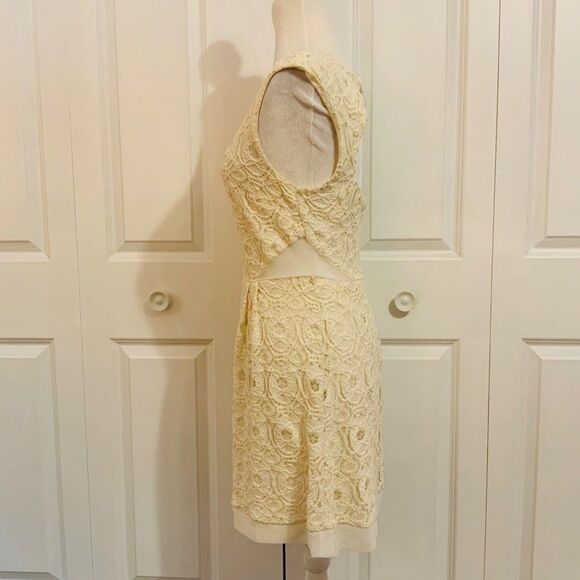 Urban Outfitters Kimchi Blue Cream Medallion Lace Fit and Flare Dress Size 6 - Picture 5 of 13